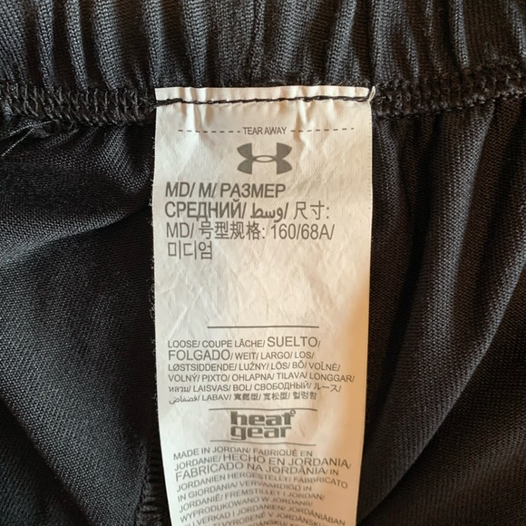 Woman’s UA shorts - Picture 3 of 3